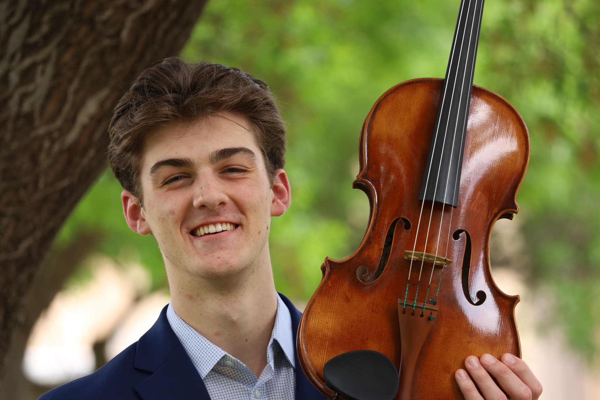 Turner Rey playing violin with Embrace Strings chinrest